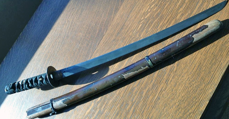 Подлинный самурайский меч - время потрепало ножны, но не властно над клинком