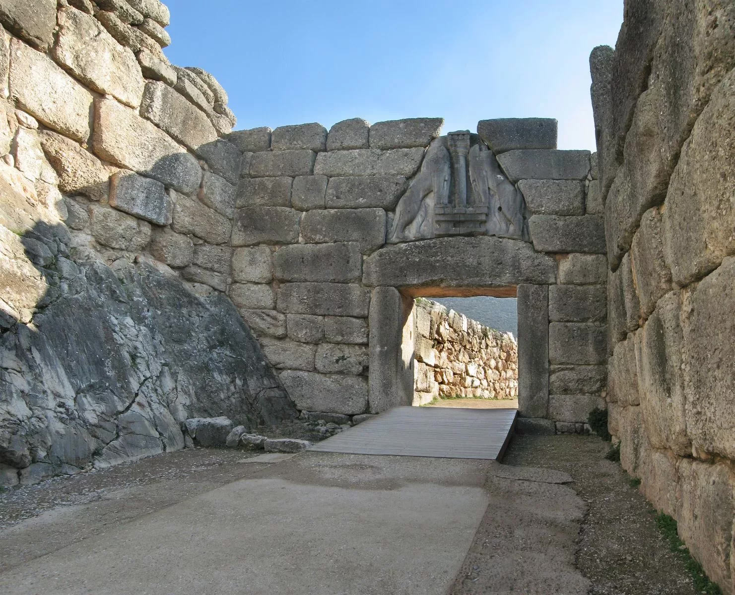 Микены - один из прото-греческих городов. Одного взгляда на эти стены достаточно, чтобы понять, что строили их люди с крайне основательным взглядом на жизнь
