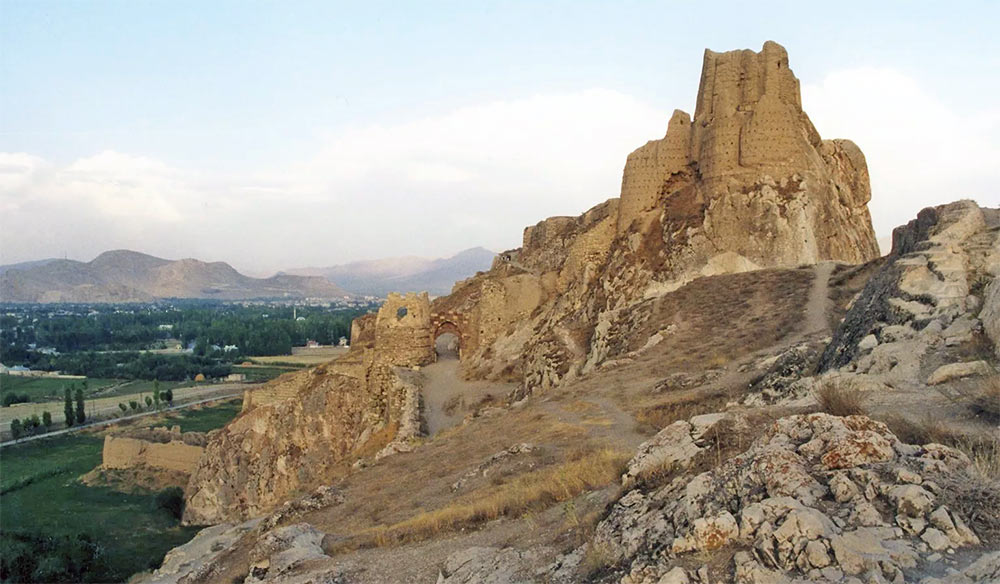 Развалины Урартской крепости на берегу озера Ван («море Наири» как его называли ассирийцы)