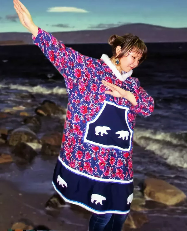 Камлейка - летнее платье эскимосов. У нас принято называть камлейкой верхнюю «непромокайку» с капюшоном, надеваемую поверх теплой одежды