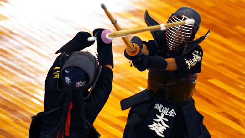 Кэндо - хотя и имитирует бой на мечах, имеет мало общего с «боевым» фехтованием