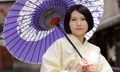 Девушка с японским зонтом вагаса