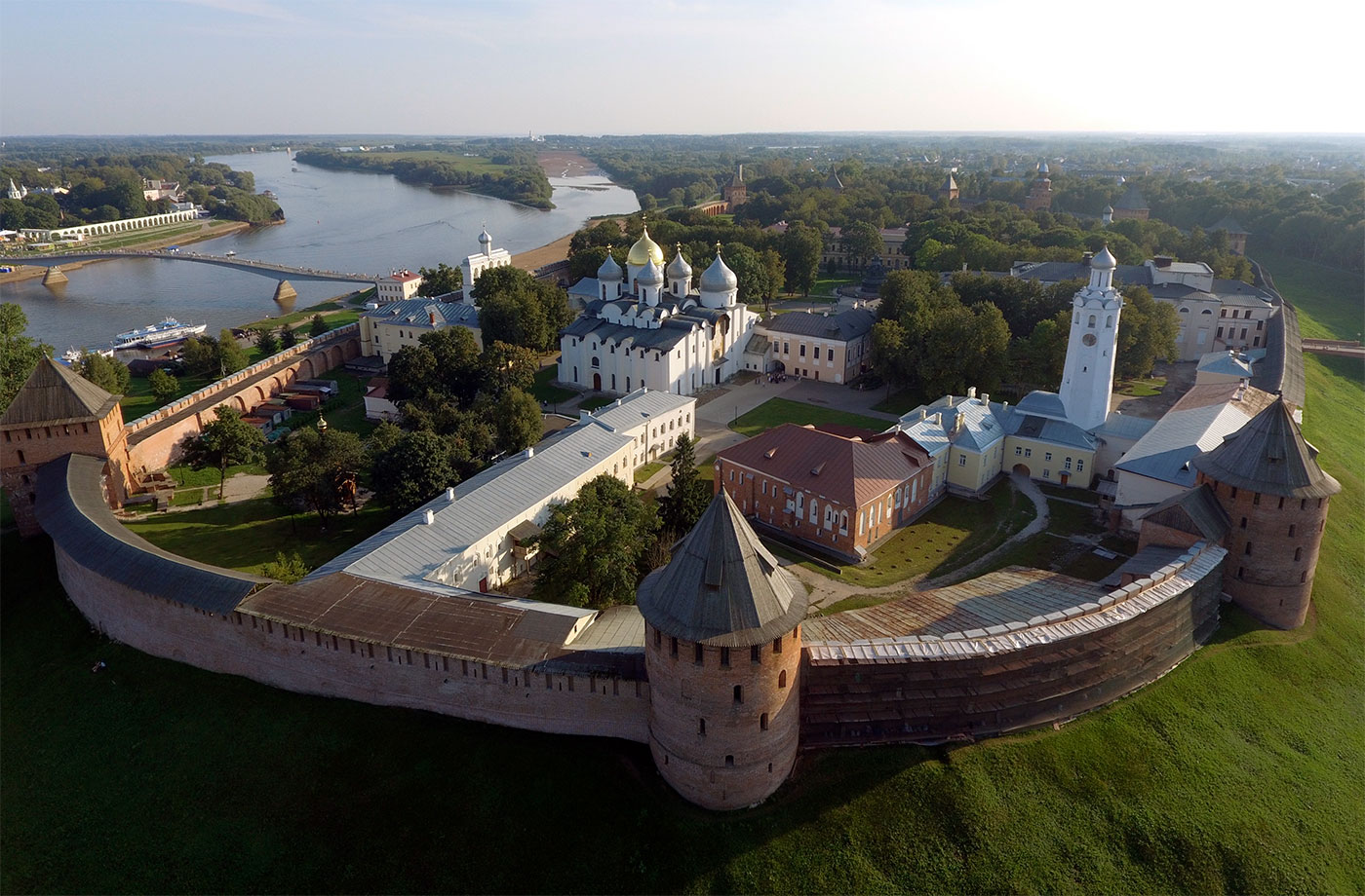 Новгородский кремль по сравнению с Порховым - «новодел». Его строили уже к моменту, когда огнестрельное оружие доминировало на поле боя